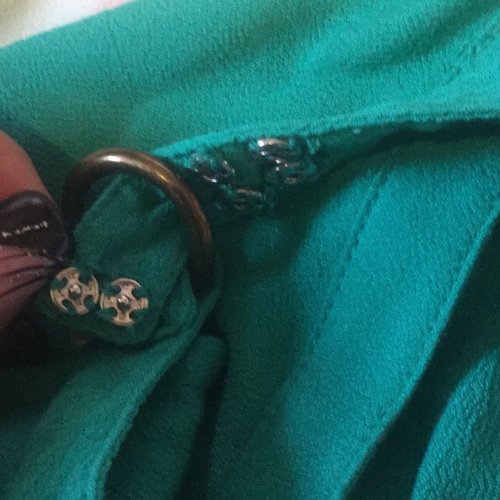 ❌DONATED❌Green Sleeveless V-neck Detail Snap Top - Picture 5 of 8